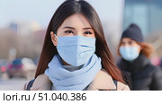 Asian woman walking down street with protective face mask on. Стоковое AI-видео, аниматор Данила Большаков / Фотобанк Лори