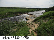Одинокий рыбак у речного водопада. Стоковое фото, фотограф Владимир Грибков / Фотобанк Лори