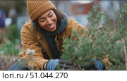 Gardening enthusiast works joyfully in community garden during spring season. Стоковое AI-видео, аниматор Сергей Толмачёв / Фотобанк Лори