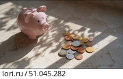 Saving strategy with a pink piggy bank and coins on a sunlit surface. Стоковое AI-видео, аниматор Сергей Толмачёв / Фотобанк Лори