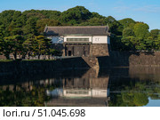 Sakashita-mon Gate on the shore of Hamaguri-moat on a sunny autumn day, Tokyo Imperial Palace, Chiyoda District, Tokyo, Japan. Стоковое фото, фотограф Ula Ulachka / Фотобанк Лори