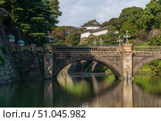 Seimon-seki Bridge and the two-storey keep Fushimi-yagura in the background on a sunny autumn day, Tokyo Imperial Palace, Chiyoda district, Tokyo, Japan. Стоковое фото, фотограф Ula Ulachka / Фотобанк Лори