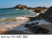 View of the Petit Be Fort on a small island and the exposed ocean floor at low tide on a sunny summer day, Saint-Malo, Brittany, France. Стоковое фото, фотограф Ula Ulachka / Фотобанк Лори