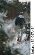 Walking through a snowy forest in winter while enjoying nature and tranquility. Стоковое AI-видео, аниматор Сергей Толмачёв / Фотобанк Лори