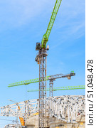 Строящееся высотное здание и подъемный кран на фоне голубого неба. Building crane and building under construction against blue sky. Стоковое фото, фотограф Татьяна Д / Фотобанк Лори