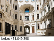 Саввинское подворье. Внутренний двор в солнечный летний день. Москва. Редакционное фото, фотограф E. O. / Фотобанк Лори
