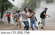 Crowd running from danger in a dusty city park. Стоковое AI-видео, аниматор Юрий Поздников / Фотобанк Лори