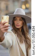Influencer creating content with smartphone in urban setting. Стоковое AI-видео, аниматор Юрий Поздников / Фотобанк Лори