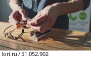 Demonstrating Cable Connections for a Solar Charger Device: Exploring the Assembly Process of Power Sources Utilizing Solar Energy Technologies. Стоковое AI-видео, аниматор Владимир Федоров / Фотобанк Лори