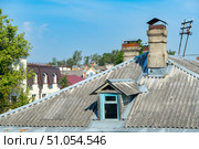 Скаты крыши старого дома покрытая шифером. Крыши города. Стоковое фото, фотограф Sergei Gorin / Фотобанк Лори