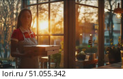 Enjoying sunset views with delicious pizza and refreshing drinks in a cozy setting. Стоковое AI-видео, аниматор Сергей Толмачёв / Фотобанк Лори