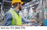 Worker assessing safety protocols in an industrial facility while taking notes with clipboard. Стоковое AI-видео, аниматор Сергей Толмачёв / Фотобанк Лори