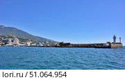 View of the city of Yalta from the sea (2017 год). Редакционное фото, фотограф Александр Карпенко / Фотобанк Лори