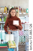 Young woman chooses feminine pads in store. Стоковое видео, видеограф Яков Филимонов / Фотобанк Лори