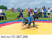 Национальная татаро-башкирская борьба Куреш (борьба на поясах). Традиционно проводится на празднике Сабантуй. (2022 год). Редакционное фото, фотограф Андреева Тамара Викторовна / Фотобанк Лори