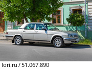 Российский автомобиль "Волга" ГАЗ-31105 на городской улице солнечным майским днем. Редакционное фото, фотограф Виктор Карасев / Фотобанк Лори