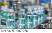 Production process of glass bottles filled with blue liquid at a manufacturing facility. Стоковое AI-видео, аниматор Сергей Толмачёв / Фотобанк Лори
