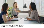 Three women discuss ideas and collaborate in a bright office environment. Стоковое AI-видео, аниматор Данила Большаков / Фотобанк Лори