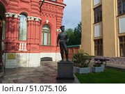 Памятник казаку станицы Берёзовской  Недорубову у здания Мемориально-исторического музея, Волгоград, Россия (2022 год). Редакционное фото, фотограф Андрей Цыганков / Фотобанк Лори