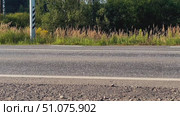 A road with a white line and a pole in the middle. Стоковое видео, видеограф Ярославский Максим / Фотобанк Лори