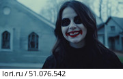 A spooky character with striking makeup roams a quiet neighborhood as dusk falls. Стоковое AI-видео, аниматор Данила Большаков / Фотобанк Лори