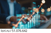 Charting growth trends in data analysis at an office during evening hours. Стоковое AI-видео, аниматор Сергей Толмачёв / Фотобанк Лори