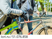 The cyclist's hand is on the handlebars of the bike. Cycling and moving around the city on environmentally friendly transport. Стоковое фото, фотограф Наталия Кирсанова / Фотобанк Лори
