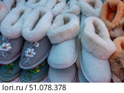 Теплая обувь для маленьких детей из натуральных материалов. Разноцветные вязаные тапочки для детей из натуральной шерсти. Изделия ручной работы для детей. Одежда для детей. Стоковое фото, фотограф Эдуард Белкин / Фотобанк Лори