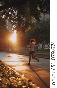 Sunset run in the park captures athletic spirit and evening tranquility. Стоковое AI-видео, аниматор Сергей Толмачёв / Фотобанк Лори