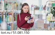 Woman scans qr code of window and glass cleaner. Buyer pays for household chemicals using an online application. Стоковое видео, видеограф Яков Филимонов / Фотобанк Лори