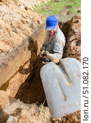 Grave digger at work. Стоковое фото, фотограф Александр Подшивалов / Фотобанк Лори