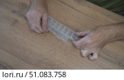 the guy opens the lid of the tablet organizer, preparing to distribute a week's worth of medications. Стоковое видео, видеограф Дмитрий Цветков / Фотобанк Лори