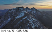 Rocky snow mountains and sunset sun. Стоковое видео, видеограф Михаил Коханчиков / Фотобанк Лори