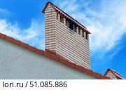 Дом с черепицей и с дымовой трубой. House from a brick with a pipe. Стоковое фото, фотограф Татьяна Д / Фотобанк Лори