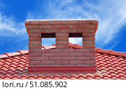 Дом с красной черепицей с дымовой трубой. House from a red brick with a pipe on background sky. Стоковое фото, фотограф Татьяна Д / Фотобанк Лори
