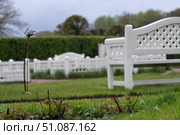 White benches in leafy garden with greenery and overcast sky. Стоковое фото, фотограф Zakharova Natasha / Фотобанк Лори