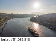 Scenic view of Ribeira and Vila Nova de Gaia from Dom Luis I Bridge in the bright afternoon sun. Porto, Portugal. The ship is floating on the river Douro. (2018 год). Стоковое фото, фотограф Вера Федорова / Фотобанк Лори
