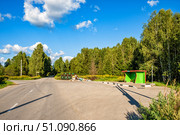 Разворотное кольцо на краю села с остановкой и мусорными баками. Стоковое фото, фотограф Илья Старков / Фотобанк Лори