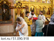 Священник во время причащения прихожан. Редакционное фото, фотограф Дмитрий Неумоин / Фотобанк Лори