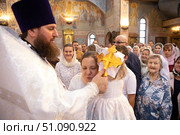 Священник благословляет людей. Редакционное фото, фотограф Дмитрий Неумоин / Фотобанк Лори