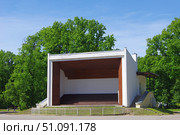 Сцена в парке Екатерингоф. Санкт-Петербург, Лифляндская улица, 12Б (2021 год). Редакционное фото, фотограф Алексей Иванов / Фотобанк Лори