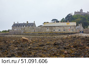 Old buildings at St Michael's Mount with seaweed on the shore. Cornwall. England. Great Britain (2009 год). Редакционное фото, фотограф Сергей Пристяжнюк (Serg Zastavkin) / Фотобанк Лори