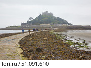 A causeway to St Michael's Mount island. Cornwall. England. GB (2009 год). Редакционное фото, фотограф Сергей Пристяжнюк (Serg Zastavkin) / Фотобанк Лори