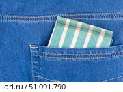 Хлопчатобумажный носовой платок в кармане новых синих джинсов. Cotton handkerchief in new blue jeans pocket. Стоковое фото, фотограф Татьяна Д / Фотобанк Лори