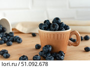 Fresh blueberries in terracotta cup. Coffee cups. Selective focus. Стоковое фото, фотограф Анастасия  Гудантова / Фотобанк Лори