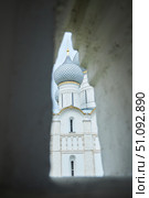 Rostov Veliky, Russia - May 05, 2022: Rostov Kremlin. A medieval building of the 17th century. View of the temple through the loophole. Редакционное фото, фотограф Наталия Кирсанова / Фотобанк Лори