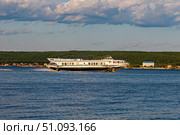 Судно на подводных крыльях Метеор мчится по реке Волге. Редакционное фото, фотограф Илья Лернер / Фотобанк Лори
