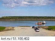 Паромная переправа через Иртыш в селе Уват. Редакционное фото, фотограф Илья Юрукин / Фотобанк Лори