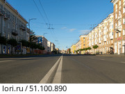 Безлюдный и тихий проспект Ленина в городе Петрозаводске ранним утром летом. Городской пейзаж без людей и транспорта. Редакционное фото, фотограф Sergei Gorin / Фотобанк Лори