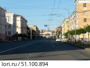 Безлюдный проспект Ленина с видом на ЖД вокзал в городе Петрозаводске ранним утром летом. Городской пейзаж без людей и транспорта. Редакционное фото, фотограф Sergei Gorin / Фотобанк Лори